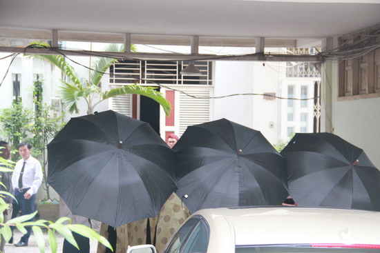 9h30: Tăng Thanh Hà đã dùng ô đen che chắn rất kỹ. Hành động lạ lùng này khiến người dân nơi đây cảm thấy vô cùng khó chịu