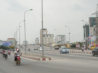 Vừa được đầu tư trên 1.000 tỷ đồng, cầu vượt Mai Dịch đang có nguy cơ bị phá Ảnh: T. Đảng