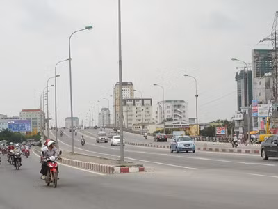 Vừa được đầu tư trên 1.000 tỷ đồng, cầu vượt Mai Dịch đang có nguy cơ bị phá Ảnh: T. Đảng
