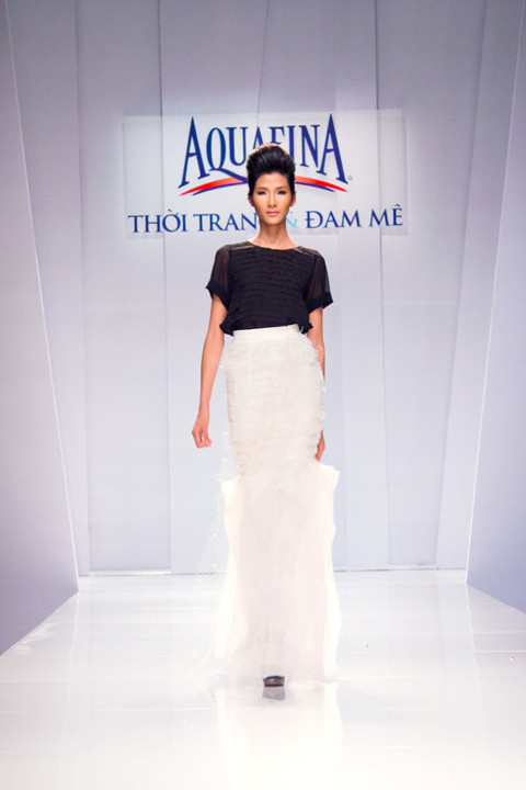 Cô được chọn mặt gửi vàng làm "vơ-đét" trong bộ sưu tập của NTK Giao Linh. Cô được chọn mặt gửi vàng làm