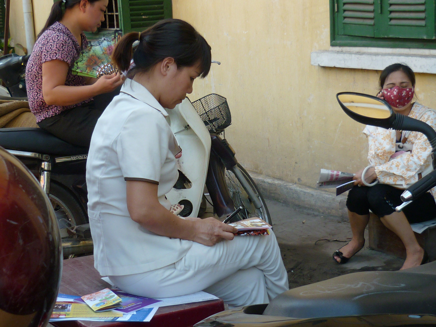 Chị Ngọc ngồi chờ con thi vào HV Ngân hàng