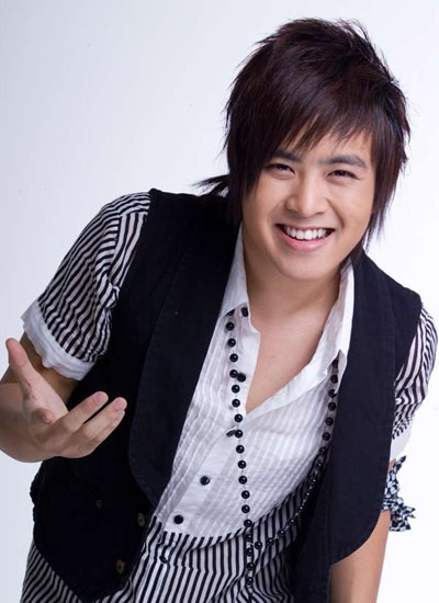 Nụ cười tươi tắn là hình ảnh gắn bó với chàng ca sĩ điển trai qua mỗi khuôn hình. Sở hữu chiều cao khá lý tưởng 1,8 m cùng khuôn mặt thư sinh, Wanbi Tuấn Anh được biết đến đầu tiên qua vai trò người mẫu ảnh bìa cho nhiều tạp chí tuổi teen... Anh cũng từng là người mẫu độc quyền cho một thương hiệu thời trang. Năm 2005, Wanbi giành giải Gương mặt ấn tượng cuộc thi Diễn viên triển vọng do báo Điện ảnh TP HCM tổ chức.