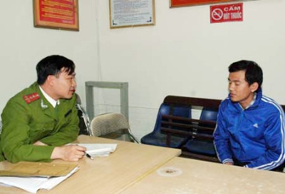 Ngày 24-3, Cơ quan CSĐT Công an quận Hoàng Mai (Hà Nội) cũng đã bắt giữ đối tượng Đinh Văn Thiết về hành vi giả danh 141, 142 cưỡng đoạt tài sản. Ngày 24-3, Cơ quan CSĐT Công an quận Hoàng Mai (Hà Nội) cũng đã bắt giữ đối tượng Đinh Văn Thiết về hành vi giả danh 141, 142 cưỡng đoạt tài sản