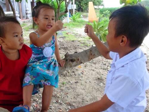 Cùng nhau chơi oẳn tù tì dưới gốc phong ba, trước cửa chùa thị trấn Trường Sa