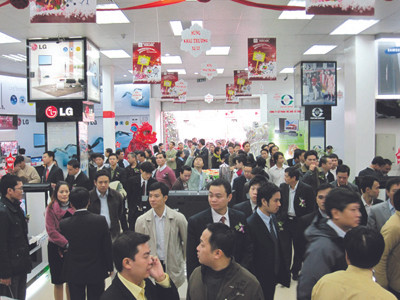 Các siêu thị điện máy cũng nhộn nhịp hơn trong tháng tri ân khách hàng. Các siêu thị điện máy cũng nhộn nhịp hơn trong tháng tri ân khách hàng