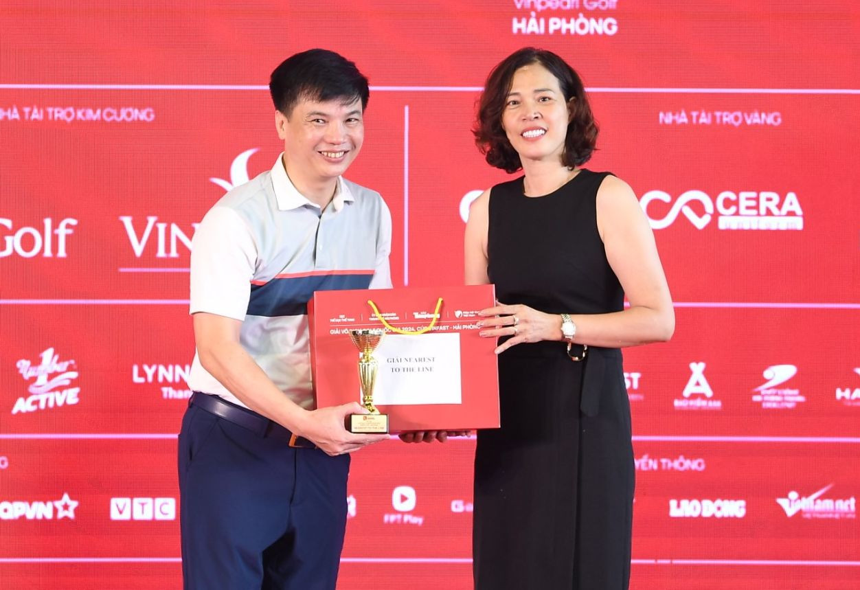 Golfer Đặng Đình Thanh nhận giải Nearest to the line
