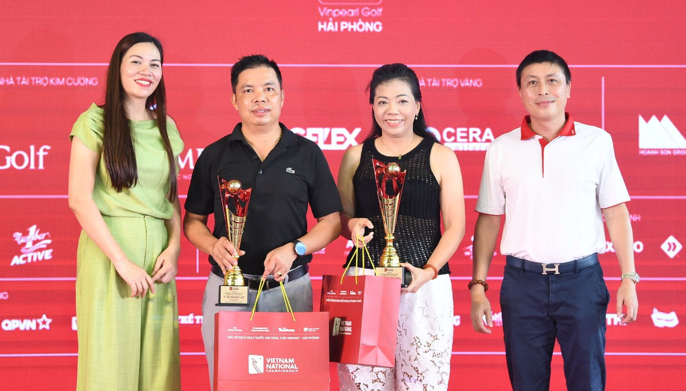 Các golfer nhận thưởng giải nhì các bảng đấu