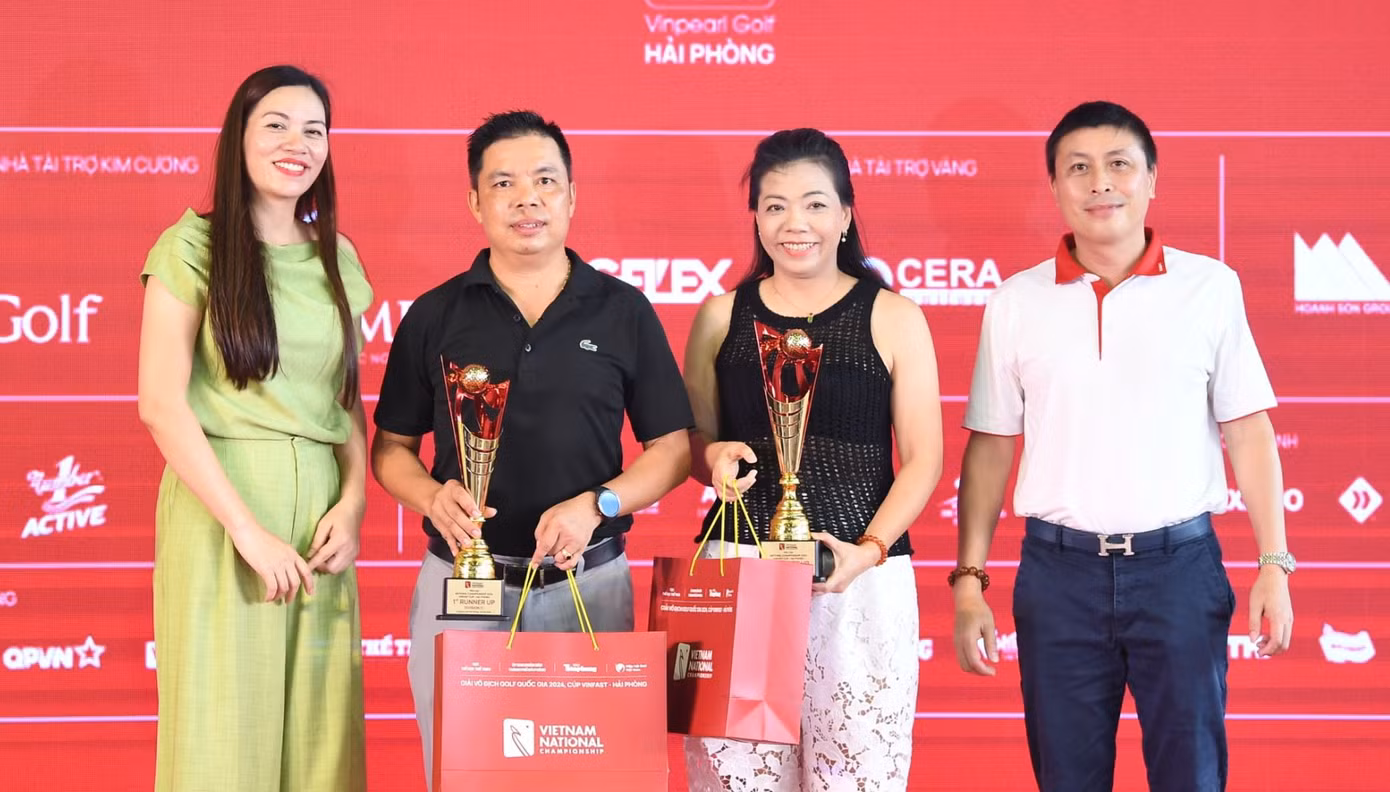 Các golfer nhận thưởng giải nhì các bảng đấu Các golfer nhận thưởng giải nhì các bảng đấu