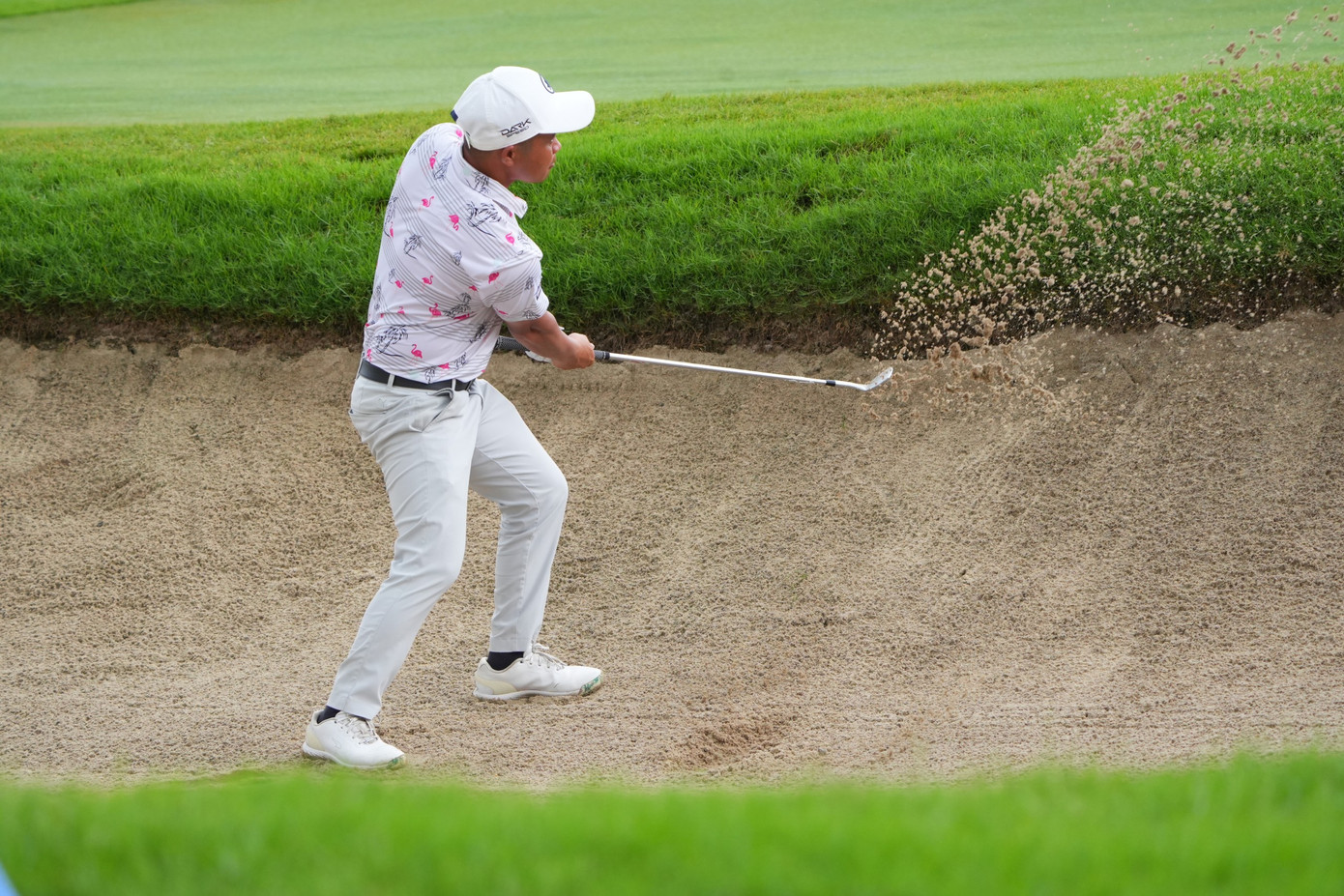 Những golfer chuyên nghiệp có thể đánh những cú lốp bóng rất dễ dàng vì họ hiểu và biết cách dùng cát như một lợi thế để đưa bóng bay lên chính xác. Những golfer chuyên nghiệp có thể đánh những cú lốp bóng rất dễ dàng vì họ hiểu và biết cách dùng cát như một lợi thế để đưa bóng bay lên chính xác.