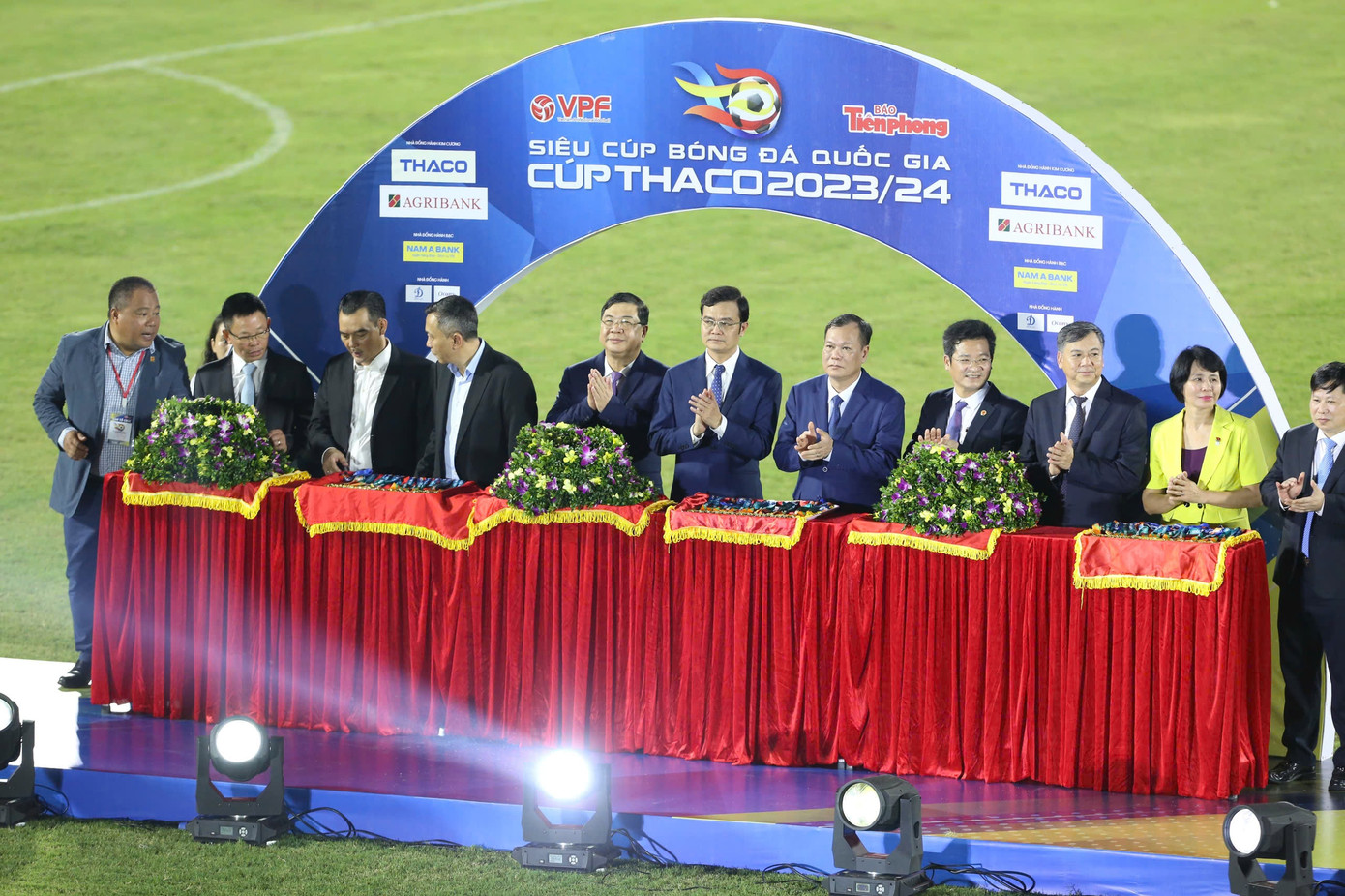 Ông Phạm Gia Túc - Bí thư Tỉnh ủy Nam Định; ông Bùi Quang Huy - Bí thư thứ nhất Trung ương Đoàn TNCS Hồ Chí Minh; ông Lê Quốc Chỉnh - Phó Bí thư Thường trực Tỉnh ủy, Chủ tịch HĐND, Trưởng đoàn Đại biểu Quốc hội tỉnh Nam Định; ông Trần Lê Đoài - Phó Chủ tịch UBND tỉnh Nam Định; ông Trần Quốc Tuấn - Chủ tịch Liên đoàn Bóng đá Việt Nam; ông Nguyễn Minh Ngọc – Tổng giám đốc Công ty VPF; nhà báo Phùng Công Sưởng - Tổng Biên tập báo Tiền Phong; ông Vũ Đức Thọ - Giám đốc Sở Văn hóa, Thể thao và Du lịch tỉnh Nam Định; ông Lê Hoàng Lân – Đại diện Công ty Cổ phần Tập đoàn Trường Hải (THACO); ông Triệu Đình Vỵ - Phó Giám đốc Ngân hàng Nông nghiệp và Phát triển Nông thôn, Chi nhánh tỉnh Nam Định; ông Nguyễn Văn Thiện – Chủ tịch Tập đoàn Xuân Thiện trao Huy chương Vàng tặng các cầu thủ câu lạc bộ Thép Xanh Nam Định.