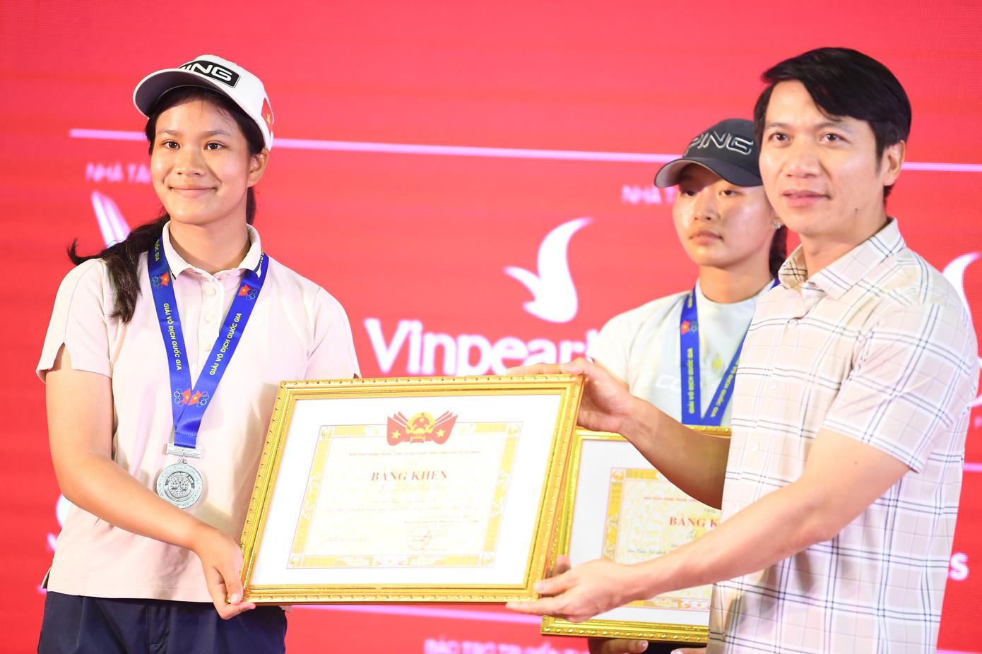 Đồng chí Nguyễn Ngọc Lương – Bí thư Thường trực Ban Chấp hành Trung ương Đoàn, Chủ tịch Trung ương Hội Liên hiệp Thanh niên Việt Nam, trao Bằng khen của Ban Chấp hành Trung ương Đoàn TNCS Hồ Chí Minh tặng golfer Nguyễn Viết Gia Hân.