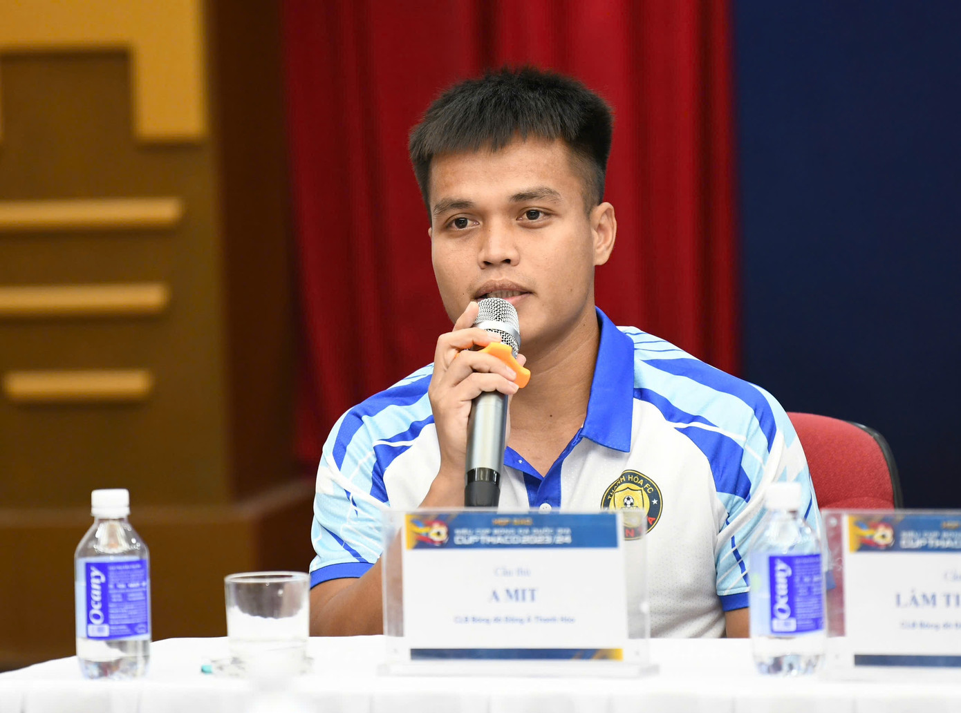 A Mít, cầu thủ Đông Á Thanh Hóa trả lời câu hỏi của Phương Trang (báo Lao Động) về mục tiêu ở trận Siêu Cúp sắp tới: “Với bản thân tôi, bàn thắng vào lưới Nam Định ở trận bán kết Cúp Quốc gia 2023/2024 khiến tôi rất vui. Điều này mang tới động lực ở trận tái ngộ Nam Định lần này. Tôi và đồng đội đặt mục tiêu chơi hết mình để mang chiến thắng về Thanh Hóa”. A Mít, cầu thủ Đông Á Thanh Hóa trả lời câu hỏi của Phương Trang (báo Lao Động) về mục tiêu ở trận Siêu Cúp sắp tới: “Với bản thân tôi, bàn thắng vào lưới Nam Định ở trận bán kết Cúp Quốc gia 2023/2024 khiến tôi rất vui. Điều này mang tới động lực ở trận tái ngộ Nam Định lần này. Tôi và đồng đội đặt mục tiêu chơi hết mình để mang chiến thắng về Thanh Hóa”.