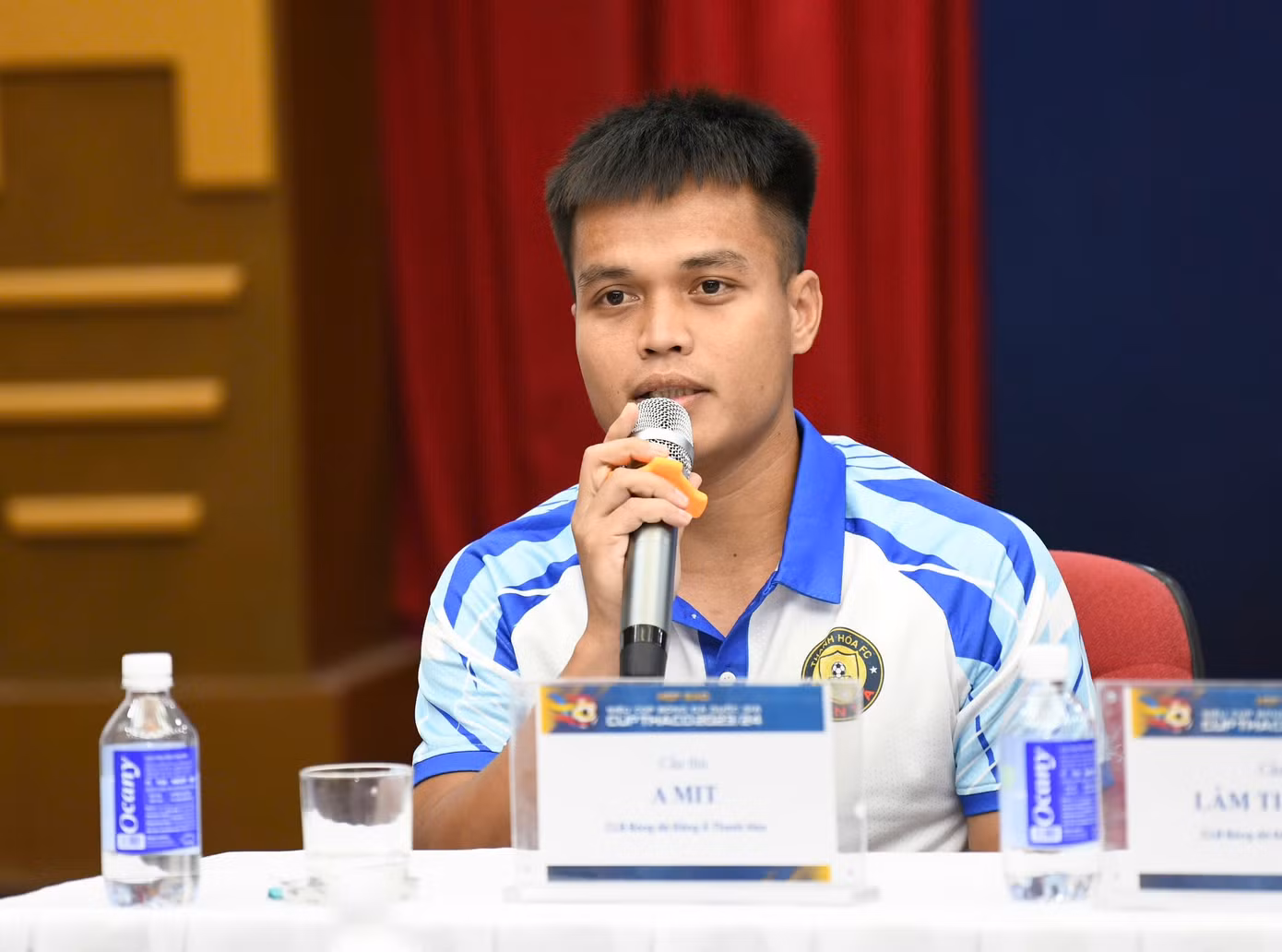 A Mít, cầu thủ Đông Á Thanh Hóa trả lời câu hỏi của Phương Trang (báo Lao Động) về mục tiêu ở trận Siêu Cúp sắp tới: “Với bản thân tôi, bàn thắng vào lưới Nam Định ở trận bán kết Cúp Quốc gia 2023/2024 khiến tôi rất vui. Điều này mang tới động lực ở trận tái ngộ Nam Định lần này. Tôi và đồng đội đặt mục tiêu chơi hết mình để mang chiến thắng về Thanh Hóa”.