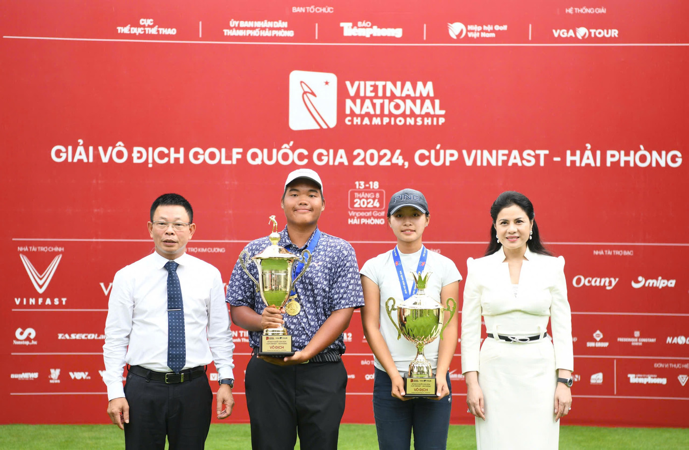 Nhà báo Phùng Công Sưởng - Tổng Biên tập báo Tiền Phong, đồng Trưởng Ban tổ chức (bìa trái) và bà Trần Thị Hoàng Mai - Giám đốc Sở Văn hóa và Thể thao TP. Hải Phòng, đồng Trưởng Ban tổ chức (bìa phải) cùng hai nhà vô địch Giải Vô địch Golf Quốc gia 2024, Cúp VinFast – Hải Phòng Nguyễn Đức Sơn và Lê Chúc An.