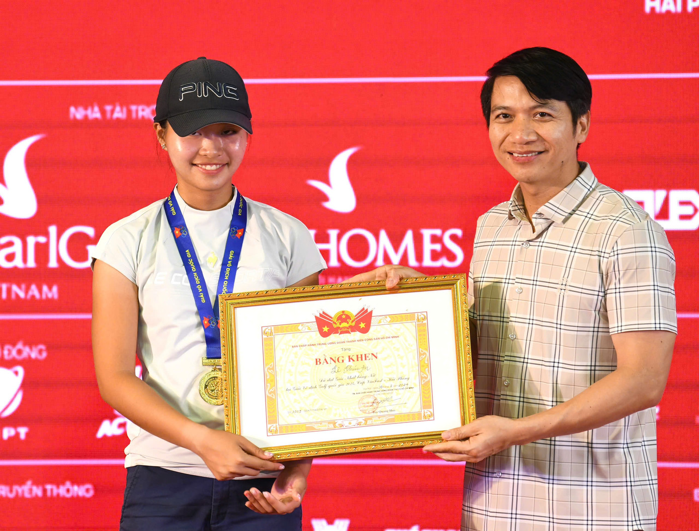 Đồng chí Nguyễn Ngọc Lương – Bí thư Thường trực Ban Chấp hành Trung ương Đoàn, Chủ tịch Trung ương Hội Liên hiệp Thanh niên Việt Nam, trao Bằng khen của Ban Chấp hành Trung ương Đoàn TNCS Hồ Chí Minh tặng golfer Lê Chúc An.