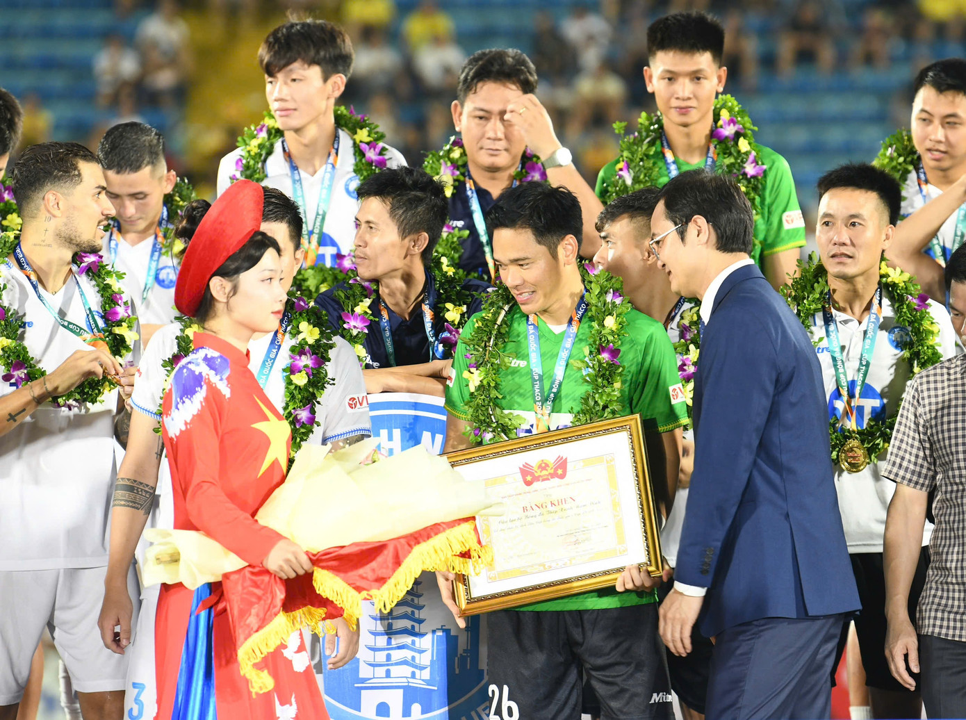 Ông Bùi Quang Huy – Bí thư thứ nhất Trung ương Đoàn TNCS Hồ Chí Minh trao Bằng khen của Ban Chấp hành Trung ương Đoàn tặng câu lạc bộ Thép Xanh Nam Định.