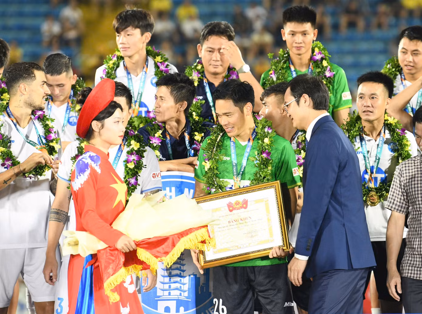 Ông Bùi Quang Huy – Bí thư thứ nhất Trung ương Đoàn TNCS Hồ Chí Minh trao Bằng khen của Ban Chấp hành Trung ương Đoàn tặng câu lạc bộ Thép Xanh Nam Định. Ông Bùi Quang Huy – Bí thư thứ nhất Trung ương Đoàn TNCS Hồ Chí Minh trao Bằng khen của Ban Chấp hành Trung ương Đoàn tặng câu lạc bộ Thép Xanh Nam Định.