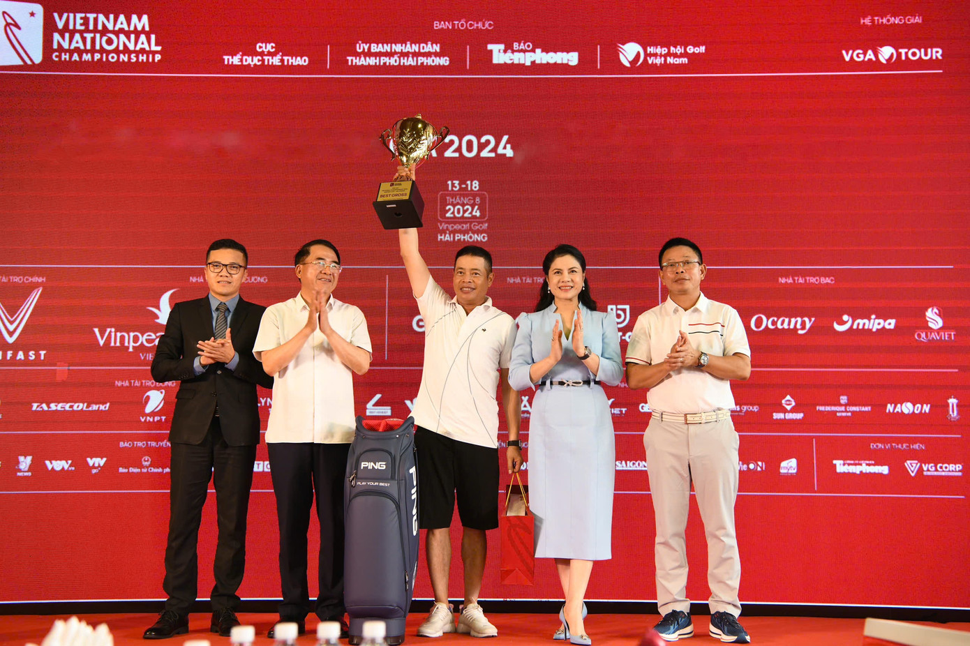 Ban tổ chức Giải Pro - Am lần thứ ba - năm 2024 trao cúp cho nhà vô địch Nguyễn Quốc Hùng.