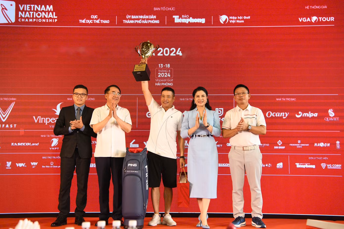 Ban tổ chức Giải Pro - Am lần thứ ba - năm 2024 trao cúp cho nhà vô địch Nguyễn Quốc Hùng. Ban tổ chức Giải Pro - Am lần thứ ba - năm 2024 trao cúp cho nhà vô địch Nguyễn Quốc Hùng.