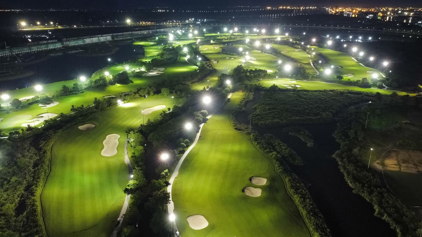 Vinpearl Golf Hải Phòng tuyệt đẹp khi màn đêm buông xuống. Vinpearl Golf Hải Phòng tuyệt đẹp khi màn đêm buông xuống.