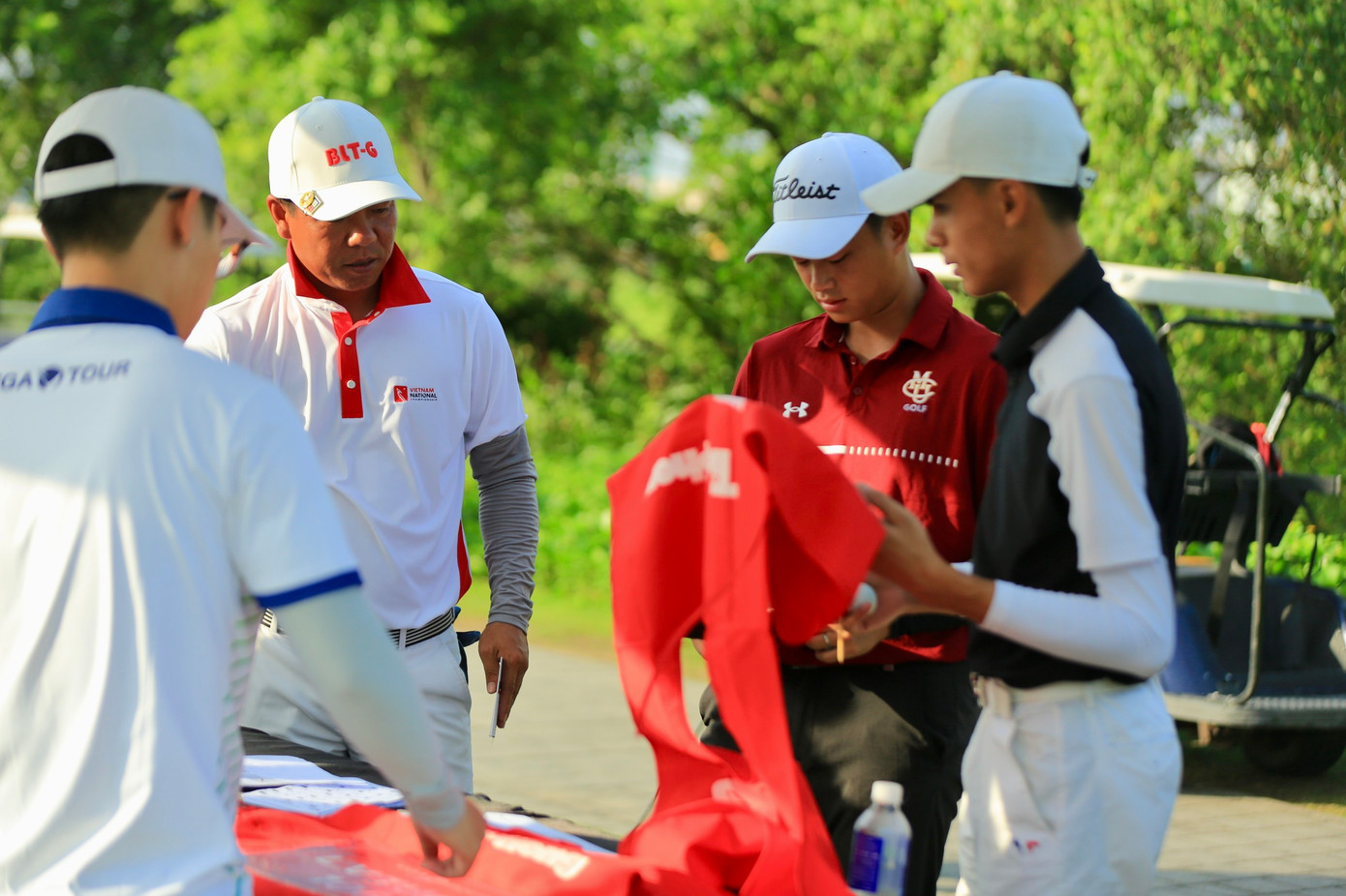 Ban Trọng tài phổ biến các quy định của giải cho các golfer trước khi thi đấu. Ban Trọng tài phổ biến các quy định của giải cho các golfer trước khi thi đấu.