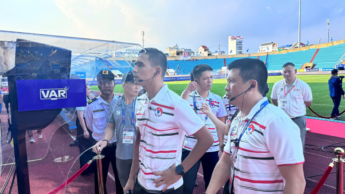 Tổ trọng tài kiểm tra VAR trước giờ nóng lăn.