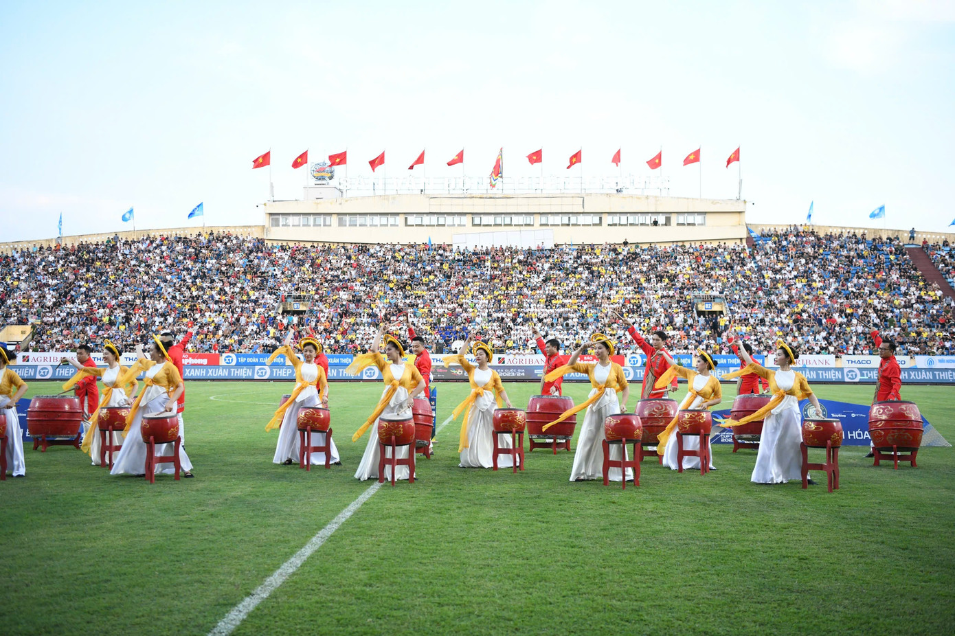 'Chảo lửa' Thiên Trường trước giờ khai cuộc Siêu Cúp bóng đá Quốc gia 2023/2024 ảnh 40