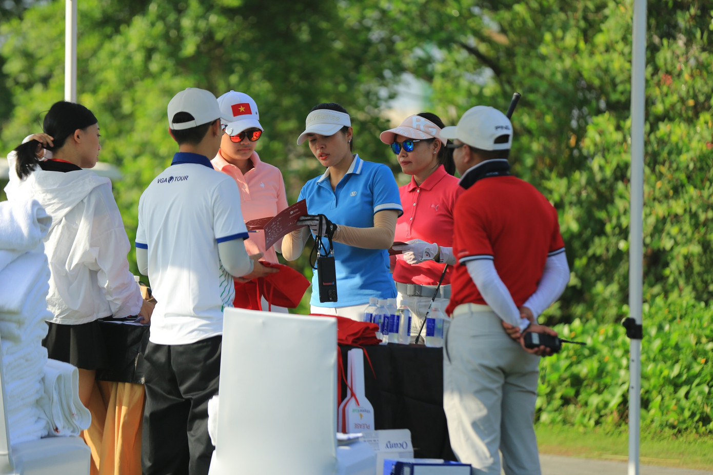 Ban Trọng tài phổ biến các quy định của giải cho các golfer trước khi thi đấu. Ban Trọng tài phổ biến các quy định của giải cho các golfer trước khi thi đấu.