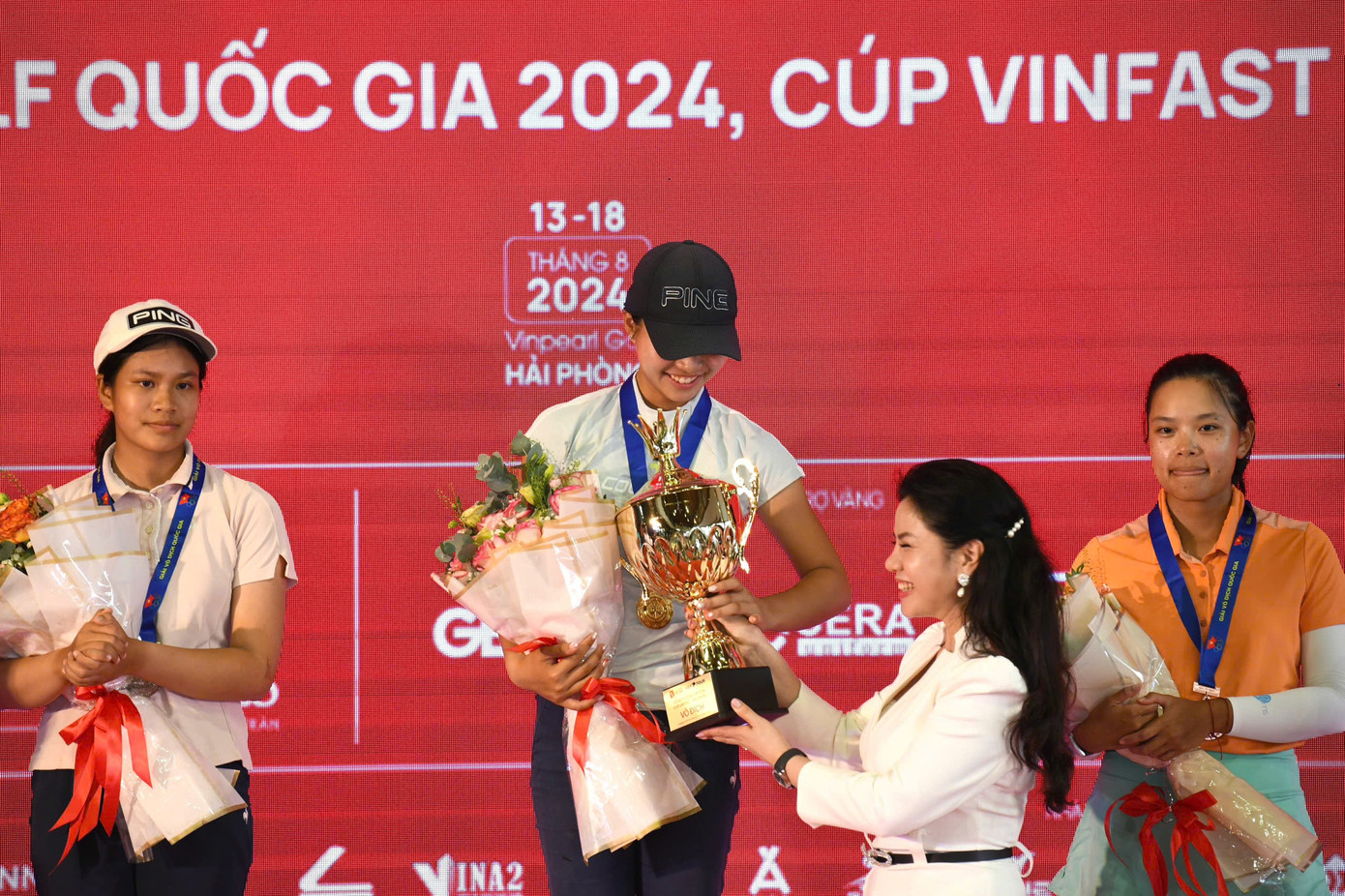 Tại lễ trao giải, bà Trần Thị Hoàng Mai - Giám đốc Sở Văn hóa và Thể thao TP. Hải Phòng, đồng Trưởng Ban tổ chức trao cúp cho golfer vô địch bảng nữ Giải Vô địch Golf Quốc gia 2024, Cúp VinFast – Hải Phòng Lê Chúc An.