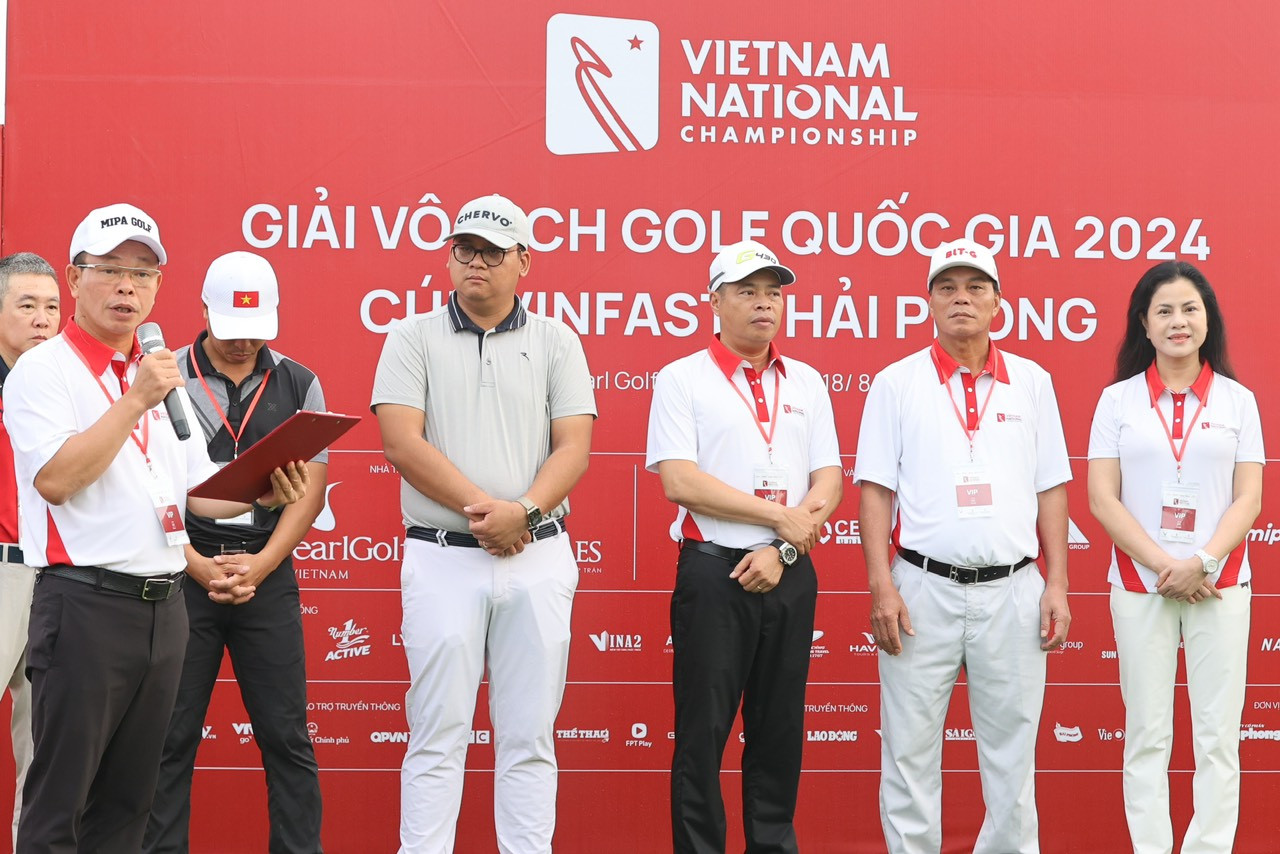 Nhà báo Phùng Công Sưởng – Tổng biên tập báo Tiền Phong, đồng Trưởng ban Tổ chức Giải Vô địch Golf Quốc gia 2024, Cúp VinFast - Hải Phòng, phát biểu khai mạc giải. Nhà báo Phùng Công Sưởng – Tổng biên tập báo Tiền Phong, đồng Trưởng ban Tổ chức Giải Vô địch Golf Quốc gia 2024, Cúp VinFast - Hải Phòng, phát biểu khai mạc giải.