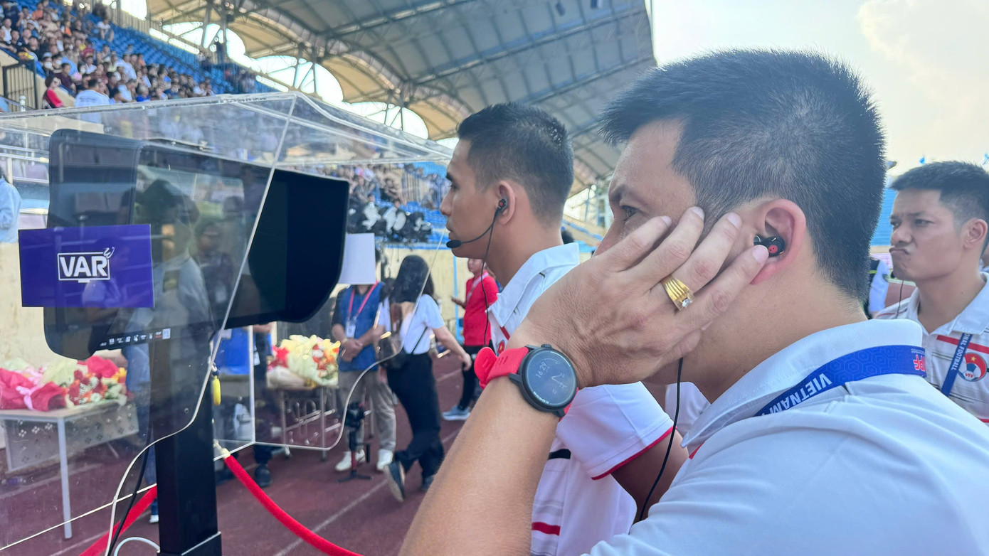 Tổ trọng tài kiểm tra VAR trước giờ nóng lăn.