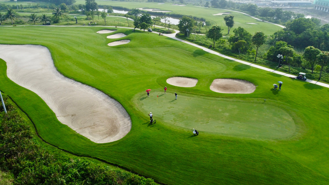 Vinpearl Golf Hải Phòng đã có sự chuẩn bị kỹ lưỡng, đảm bảo cỏ ở teebox, fairway cũng như green và cỏ rough có màu sắc, kích thước thích hợp.