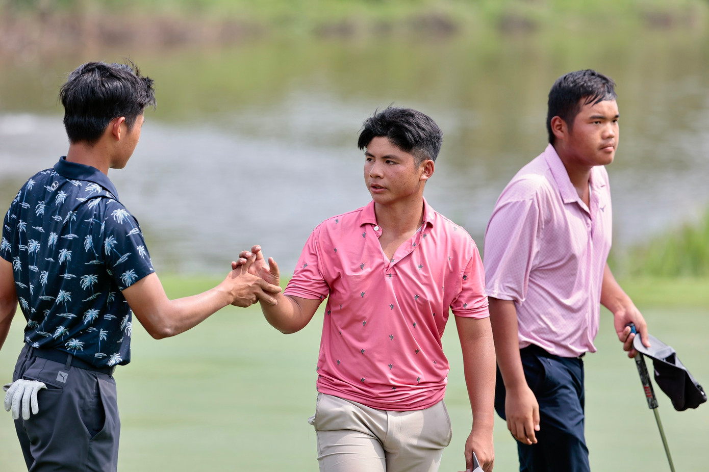 Đoàn Uy, Tuấn Anh và Đức Sơn bắt tay chúc mừng nhau sau khi kết thúc ngày thi đấu thứ ba.