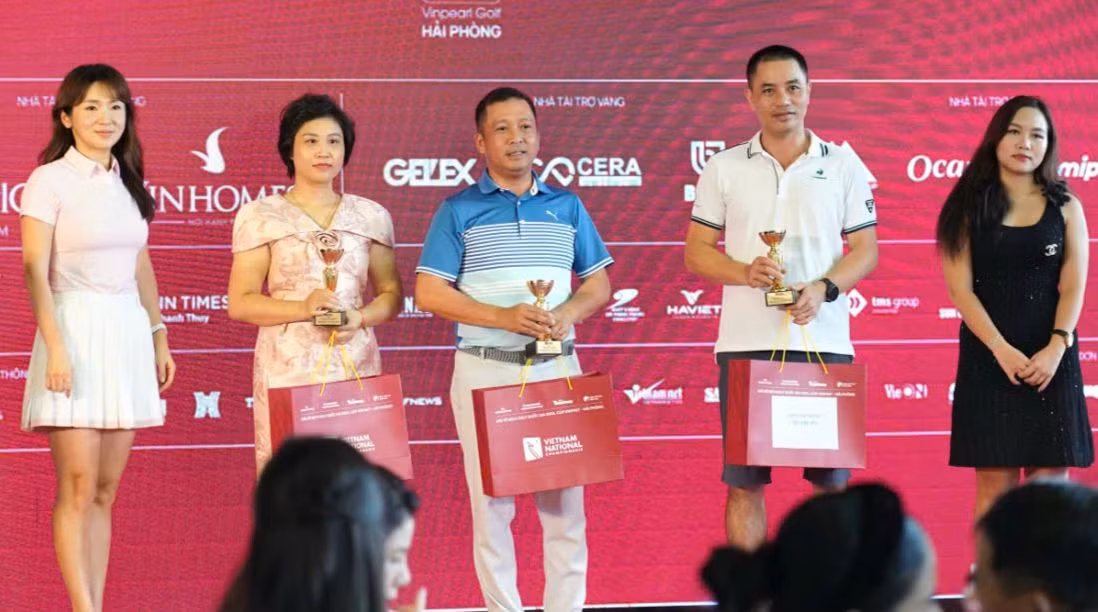 Giải Nearest to the Pin: Nguyễn Thế Chiến (2,5m); Trần Quang Tuấn (2,5m); Tạ Thị Dinh (3,24m); Hà Thái Bảo (0,44m). Giải Nearest to the Pin: Nguyễn Thế Chiến (2,5m); Trần Quang Tuấn (2,5m); Tạ Thị Dinh (3,24m); Hà Thái Bảo (0,44m).