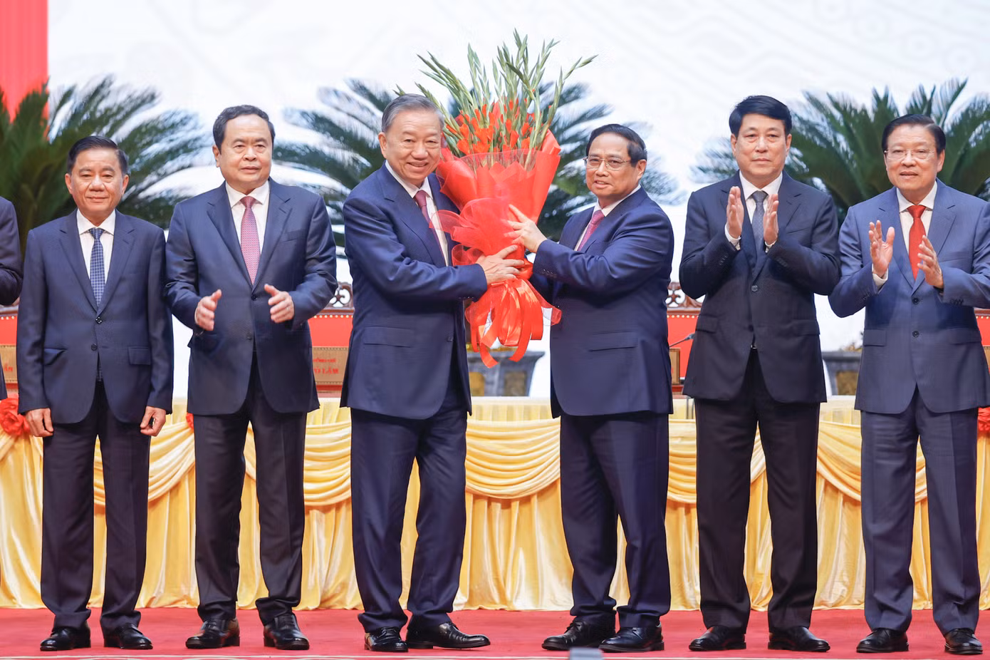 Các đồng chí lãnh đạo chúc mừng Tổng Bí thư, Chủ tịch nước Tô Lâm (Ảnh: VGP/Nhật Bắc)