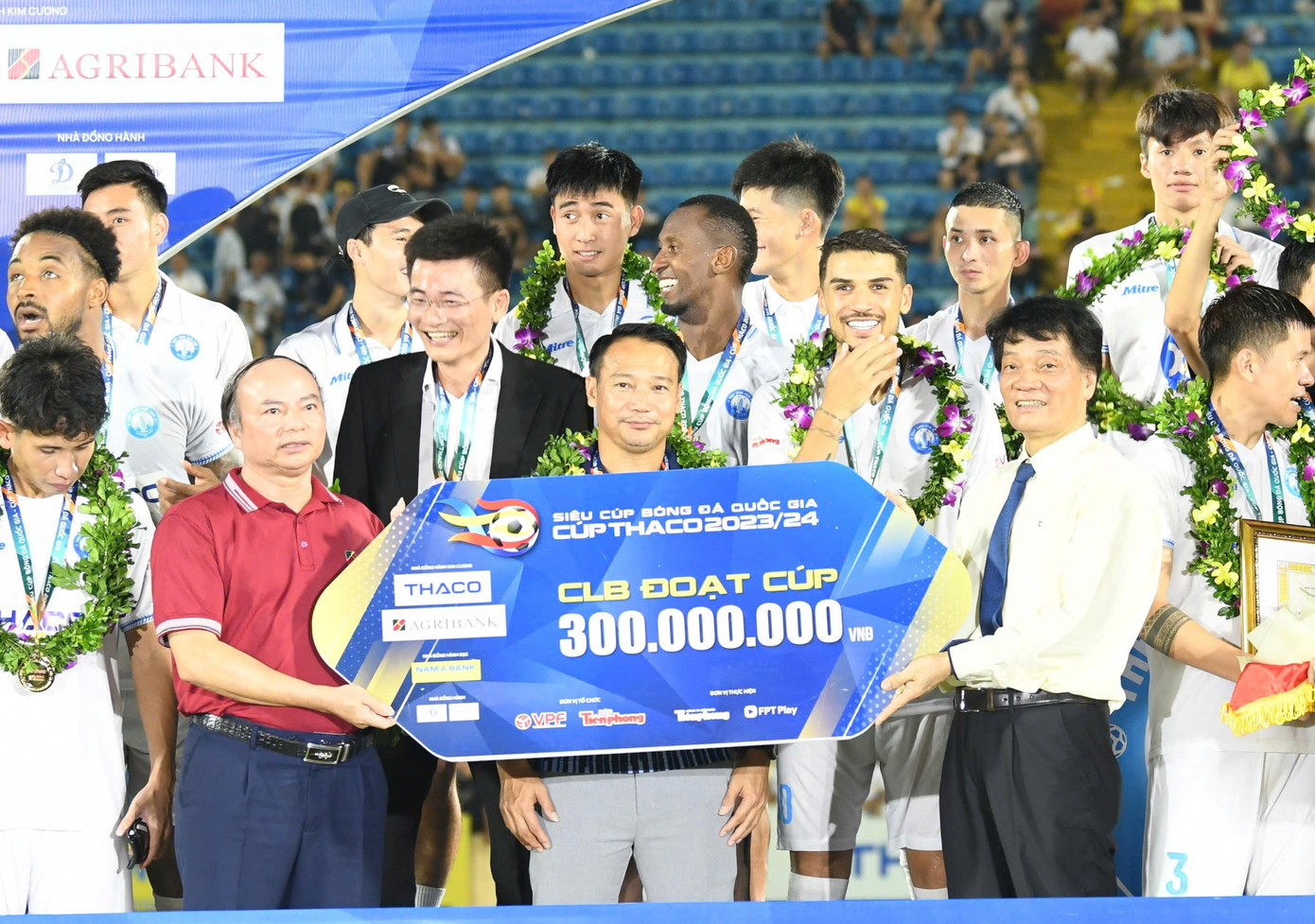 Ông Lê Hoàng Lân - đại diện đơn vị đồng hành Kim cương THACO và ông Triệu Đình Vỵ - đại diện đơn vị đồng hàng Kim cương AGRIBANK trao giải thưởng 300 triệu đồng tặng câu lạc bộ Thép Xanh Nam Định.