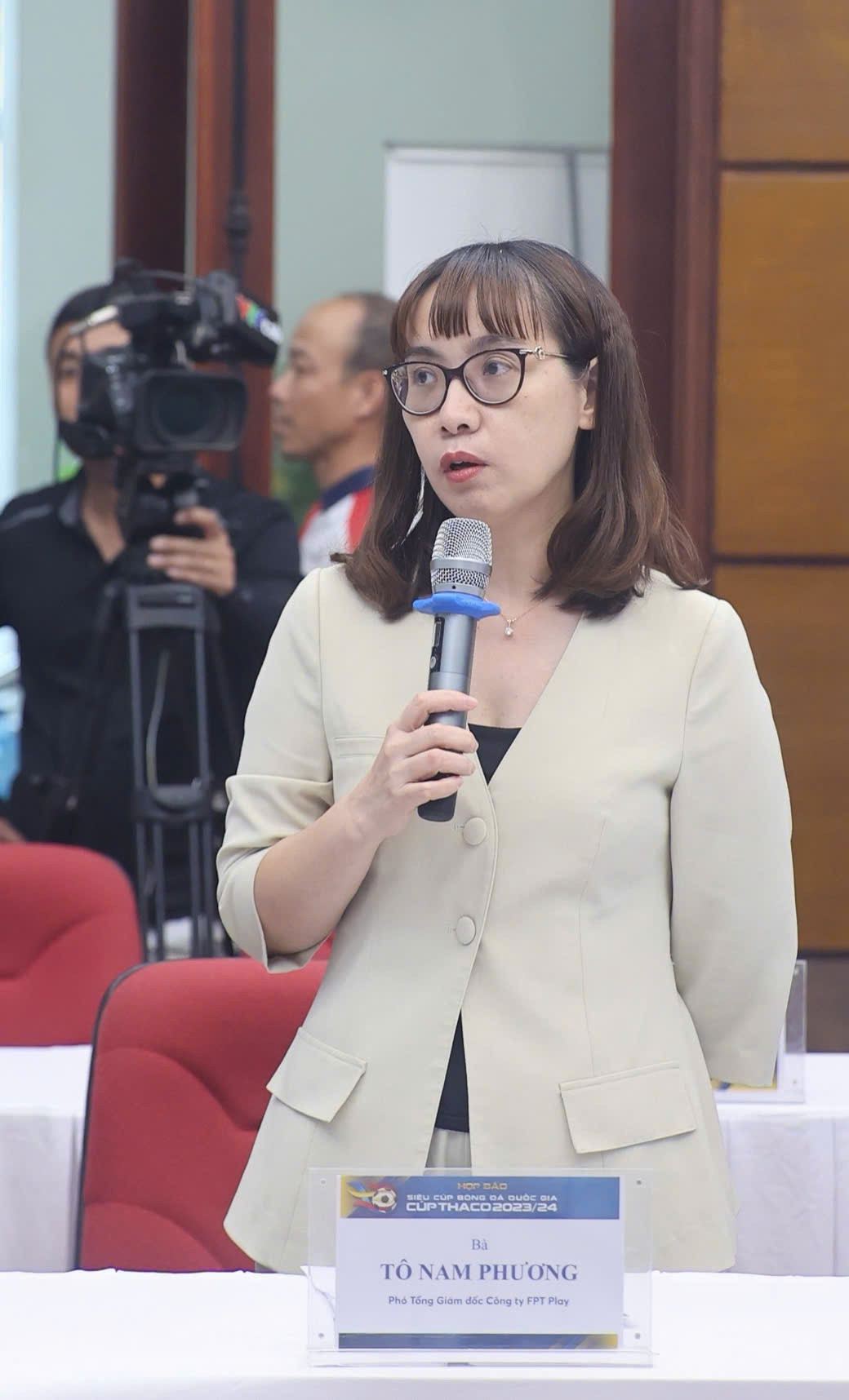 Bà Tô Nam Phương - Phó Tổng Giám đốc Công ty FPT Play: “Trận siêu cúp sẽ được phát sóng trên tất cả các nền tảng của FPT Play”. Bà Tô Nam Phương - Phó Tổng Giám đốc Công ty FPT Play: “Trận siêu cúp sẽ được phát sóng trên tất cả các nền tảng của FPT Play”.