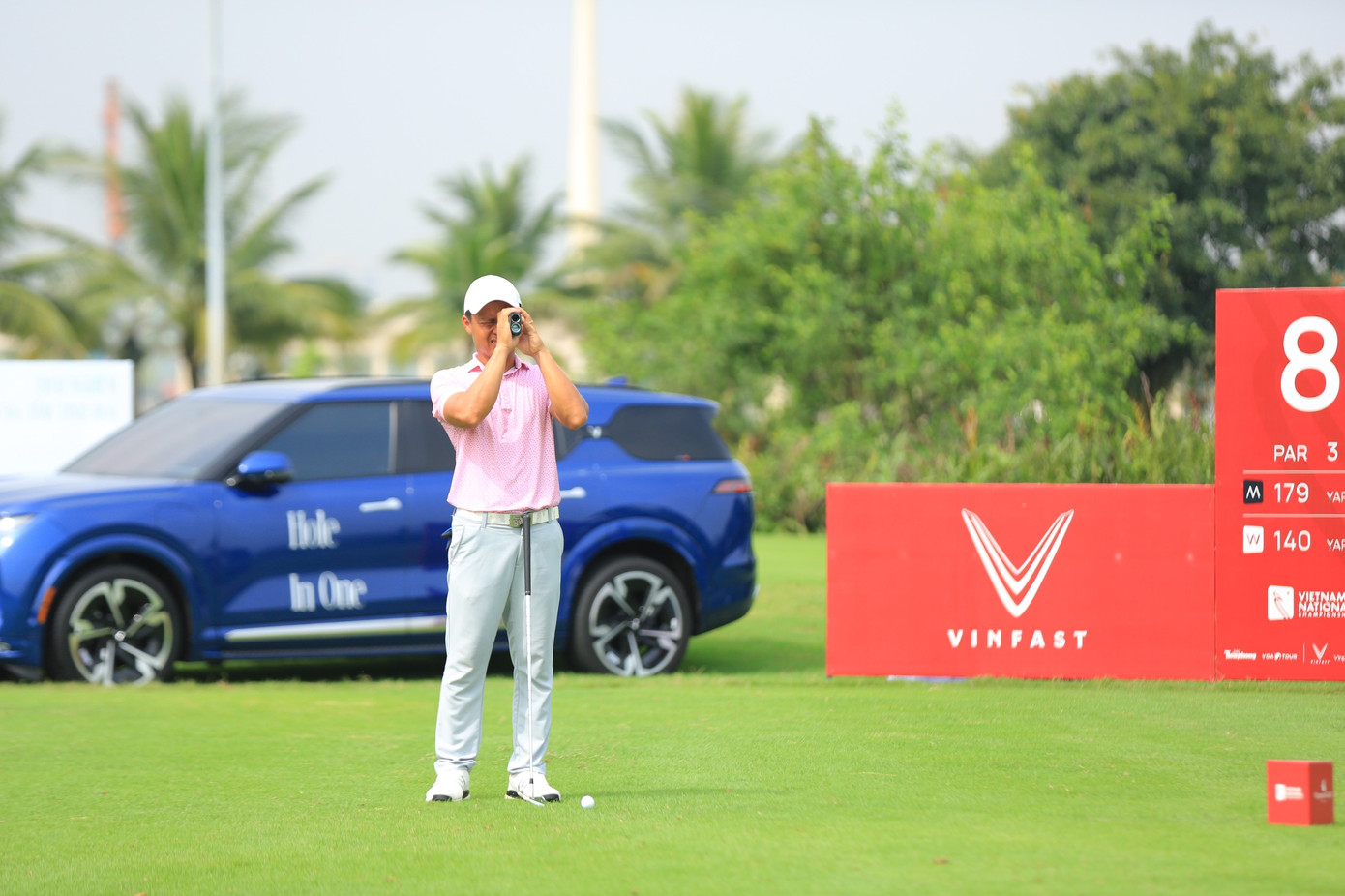 VinFast VF9 là mẫu SUV thuần điện thuộc phân khúc fullsize đầu tiên và duy nhất trên thị trường hiện nay. Đây là dòng ô tô điện thứ ba được VinFast bán ở thị trường Việt Nam, đồng thời là ô tô điện toàn cầu thứ hai của hãng. Xe được trang bị công nghệ thông minh vượt trội cùng khả năng vận hành lý tưởng, an toàn, thiết kế nội - ngoại thất ấn tượng, thể hiện rõ thông điệp “Tương lai của di chuyển”.