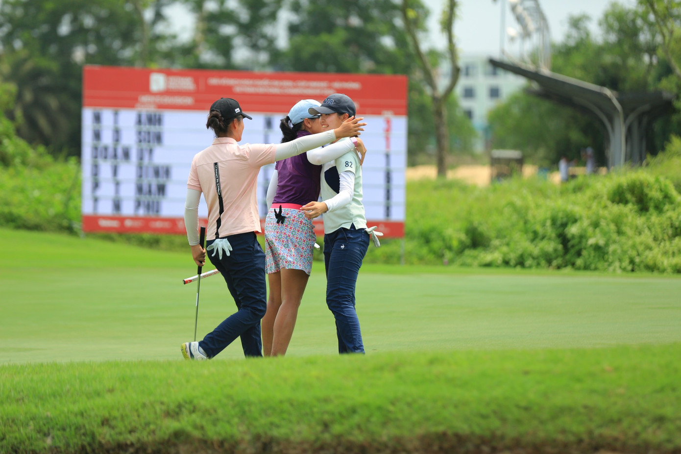 Chúc An, Gia Hân, Vĩnh Hoà chúc mừng nhau sau khi kết thúc ngày thi đấu thứ ba.