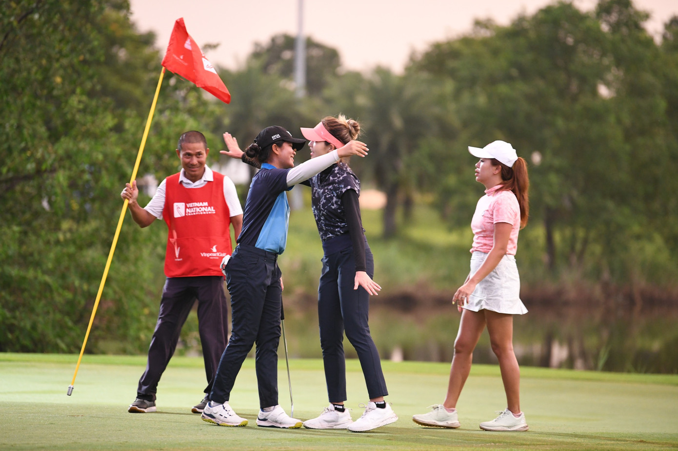 Đoàn Uy, Gia Hân vươn lên dẫn đầu sau hai ngày thi đấu Giải Vô địch Golf Quốc gia ảnh 101