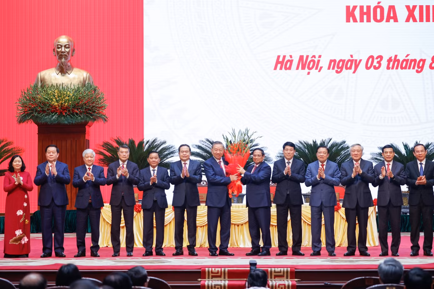 Các đồng chí lãnh đạo chúc mừng Tổng Bí thư, Chủ tịch nước Tô Lâm (Ảnh: TTXVN)
