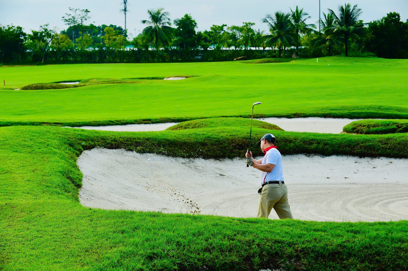 Trong số kỹ thuật đánh golf, đánh cát là kỹ thuật khó, luôn thách thức trình độ golfer. Tuy nhiên, golfer nào sở hữu cú đánh cát điêu luyện luôn nắm lợi thế trên sân và tạo ra sự chuyên nghiệp trong mắt đối thủ.
