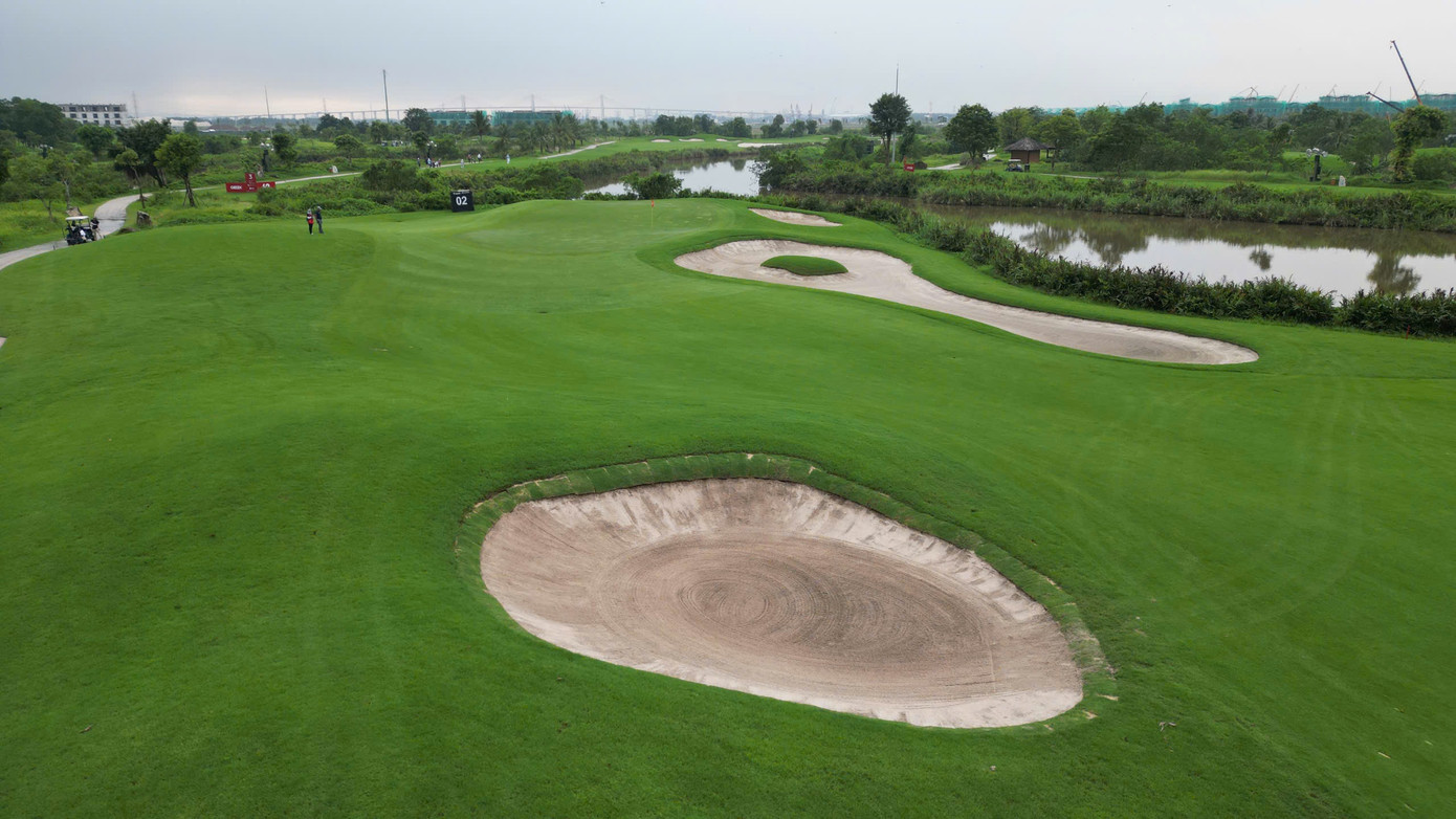 Sân Hồ (Lake) ghi dấu với cảnh quan tuyệt đẹp đan xen cùng hệ thống hồ nước đa dạng, mang đến cảm giác chơi golf thư thái nhưng không kém phần thú vị và thách thức cho người chơi.