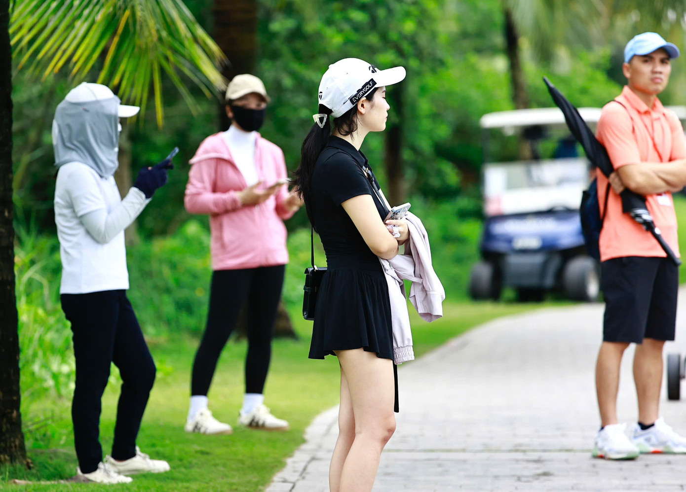 Khi đến sân, các cổ động viên tham dự thực hiện nghiêm các quy định của Ban tổ chức.