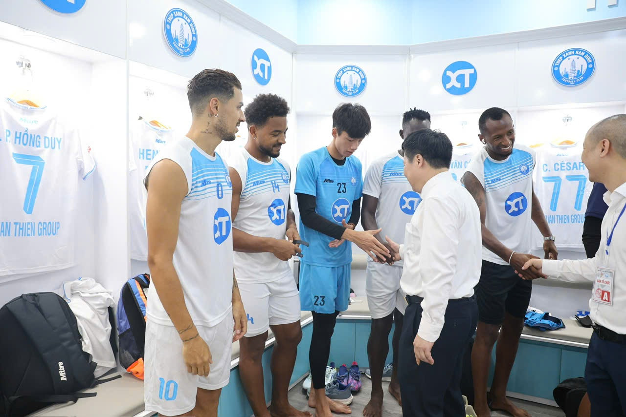 Ông Vũ Đức Thọ - Giám đốc Sở Văn hóa, Thể Thao và Du lịch tỉnh Nam Định và ông Đỗ Đình Điểm - Giám đốc Trung tâm Thể thao thành tích cao tỉnh Nam Định, động viên các cầu thủ Thép Xanh Nam Định trước trận Siêu Cúp bóng đá Quốc gia - Cúp THACO 2023/2024.