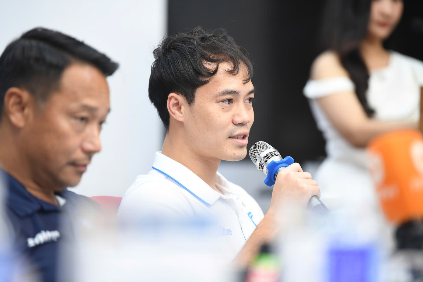 Cầu thủ Văn Toàn: “Hiện tại tôi vẫn đang điều trị chấn thương, đang trong quá trình hồi phục. Tôi không chắc chắn có kịp thời tham dự trận đấu siêu cúp hay không, điều đó còn phụ thuộc vào phỏng đoán của bác sĩ trong 1-2 ngày tới. Nhưng tôi có tham gia hay không không quan trọng vì các đồng đội của tôi đang thi đấu rất tốt, quyết tâm rất cao. Thanh Hoá là đối thủ rất mạnh, chúng tôi đã thua họ ở cúp Quốc gia vừa rồi, nên toàn đội đang tập luyện rất gắt gao để chuẩn bị cho trận Siêu cúp sắp tới”. Cầu thủ Văn Toàn: “Hiện tại tôi vẫn đang điều trị chấn thương, đang trong quá trình hồi phục. Tôi không chắc chắn có kịp thời tham dự trận đấu siêu cúp hay không, điều đó còn phụ thuộc vào phỏng đoán của bác sĩ trong 1-2 ngày tới. Nhưng tôi có tham gia hay không không quan trọng vì các đồng đội của tôi đang thi đấu rất tốt, quyết tâm rất cao. Thanh Hoá là đối thủ rất mạnh, chúng tôi đã thua họ ở cúp Quốc gia vừa rồi, nên toàn đội đang tập luyện rất gắt gao để chuẩn bị cho trận Siêu cúp sắp tới”.