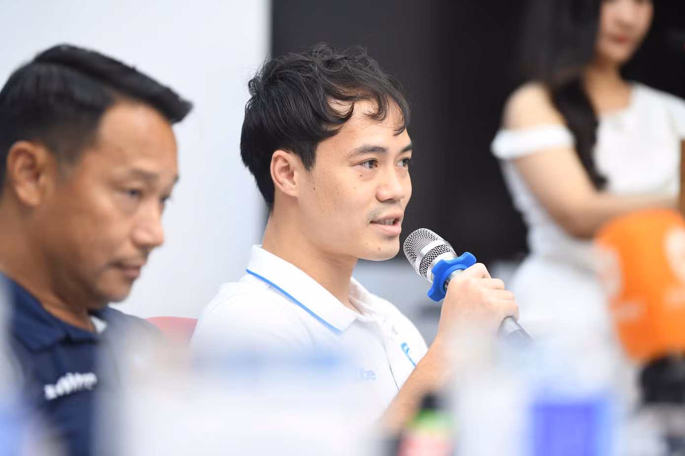 Cầu thủ Văn Toàn: “Hiện tại tôi vẫn đang điều trị chấn thương, đang trong quá trình hồi phục. Tôi không chắc chắn có kịp thời tham dự trận đấu siêu cúp hay không, điều đó còn phụ thuộc vào phỏng đoán của bác sĩ trong 1-2 ngày tới. Nhưng tôi có tham gia hay không không quan trọng vì các đồng đội của tôi đang thi đấu rất tốt, quyết tâm rất cao. Thanh Hoá là đối thủ rất mạnh, chúng tôi đã thua họ ở cúp Quốc gia vừa rồi, nên toàn đội đang tập luyện rất gắt gao để chuẩn bị cho trận Siêu cúp sắp tới”.