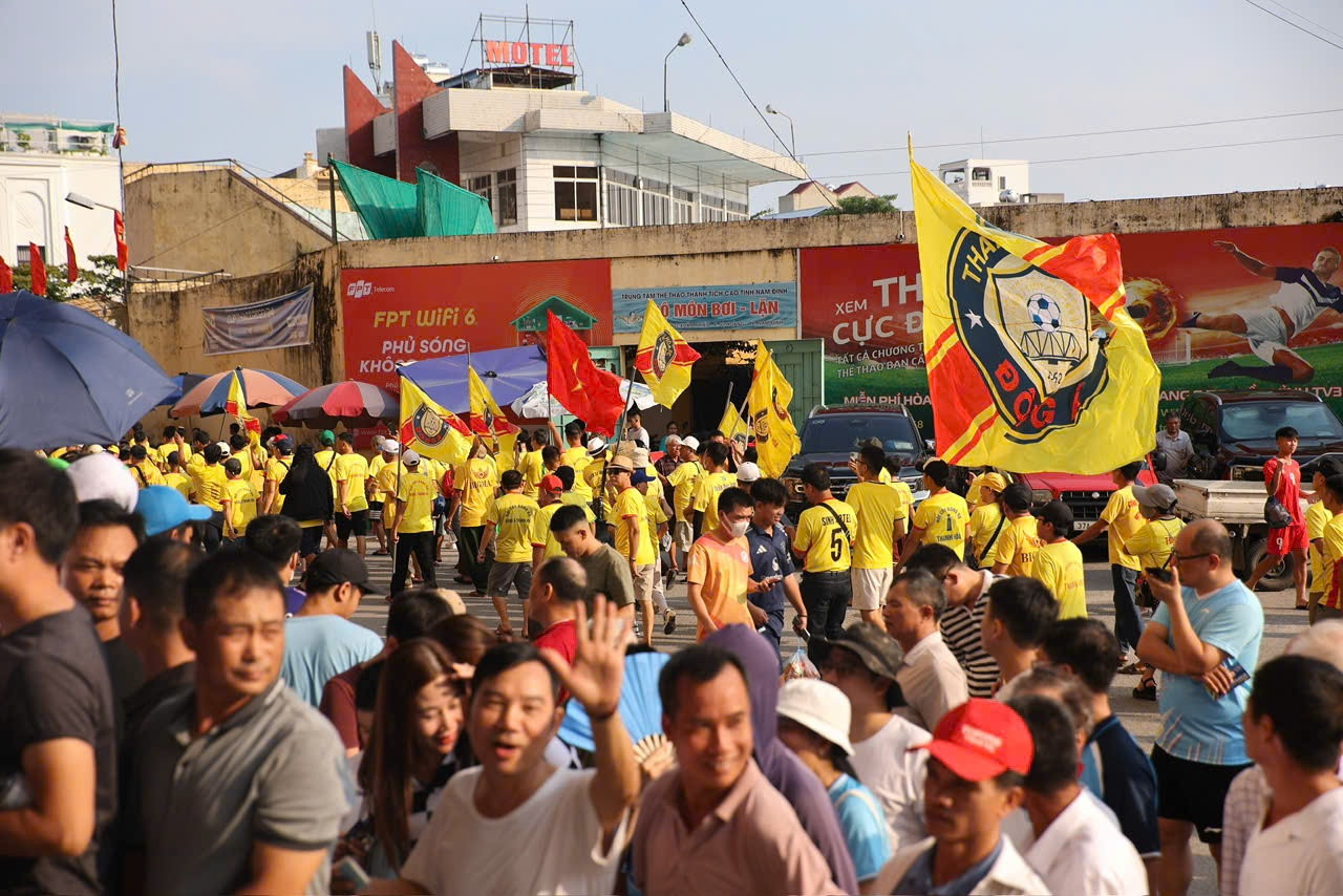 'Chảo lửa' Thiên Trường trước giờ khai cuộc Siêu Cúp bóng đá Quốc gia 2023/2024 ảnh 10