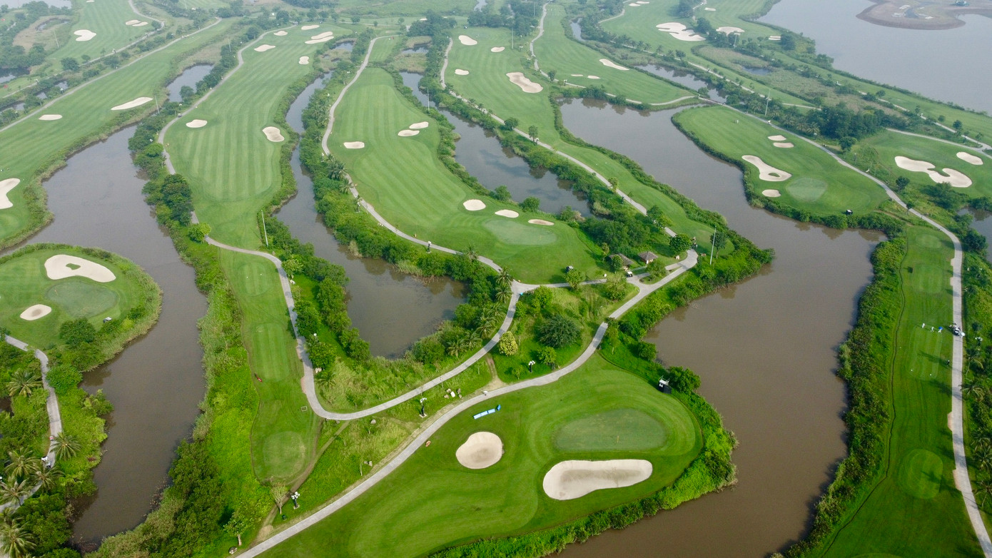 Sân Hồ (Lake) ghi dấu với cảnh quan tuyệt đẹp đan xen cùng hệ thống hồ nước đa dạng, mang đến cảm giác chơi golf thư thái nhưng không kém phần thú vị và thách thức cho người chơi.