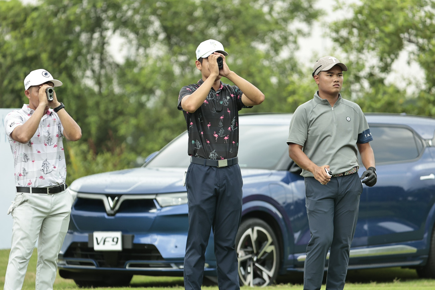 Sử dụng thiết bị đo khoảng cách (Distance Measuring Devices) cho phép golfer biết cách điều chỉnh chính xác từ vị trí bóng golf đến hố golf có gắn cờ, độ dốc của địa hình sân. Các máy đo khoảng cách phổ biến hiện nay phải kể đến laser rangefinder hay GPS. Sử dụng thiết bị đo khoảng cách (Distance Measuring Devices) cho phép golfer biết cách điều chỉnh chính xác từ vị trí bóng golf đến hố golf có gắn cờ, độ dốc của địa hình sân. Các máy đo khoảng cách phổ biến hiện nay phải kể đến laser rangefinder hay GPS.